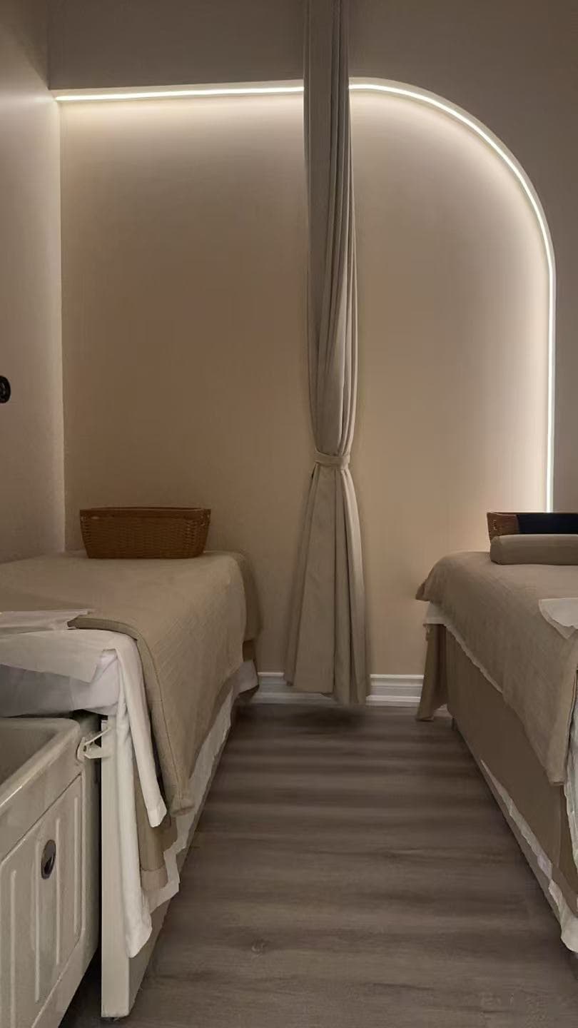 Warm, curved treatment room